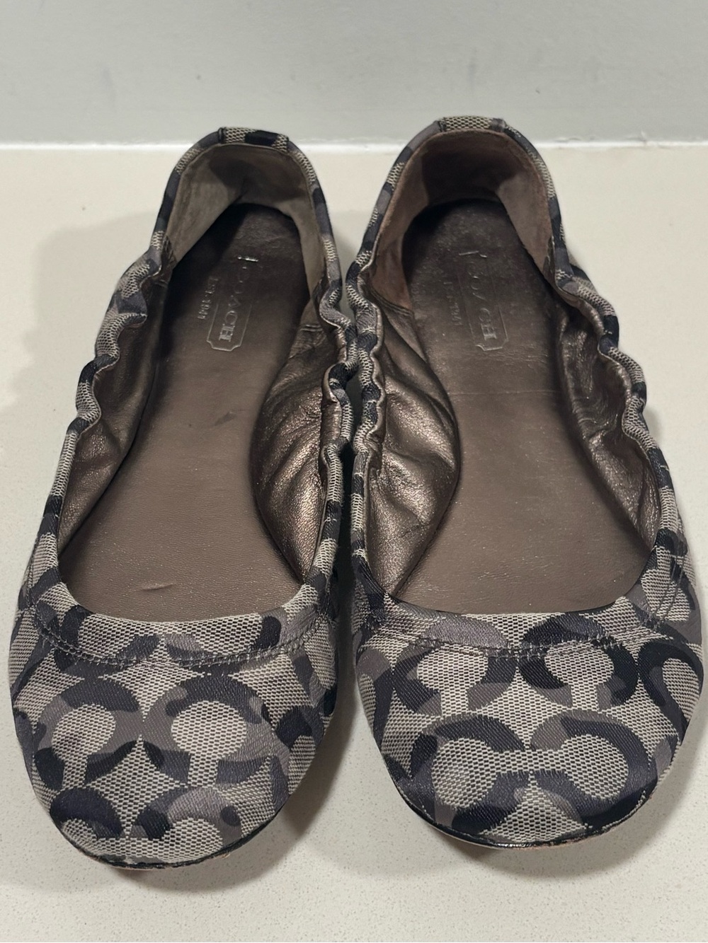 Coach Signature C Logo Ballet Flats Gray Black Size 8B Women’s Slip On Shoes